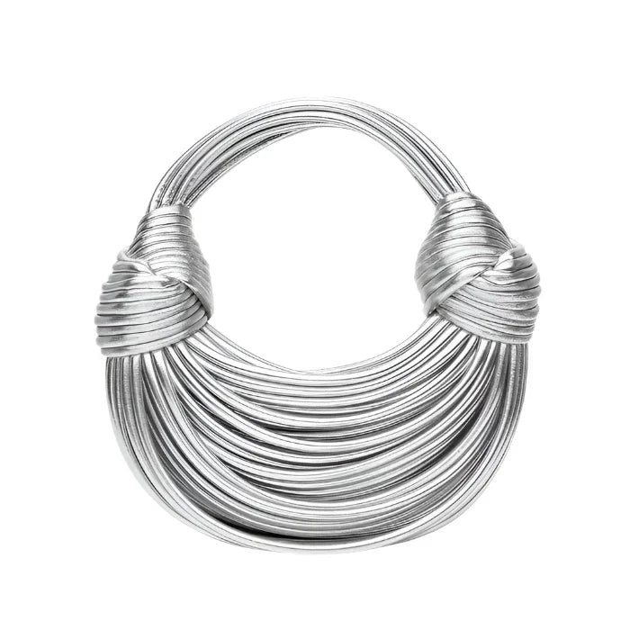 Bolso rígido dorado de diseño escultural