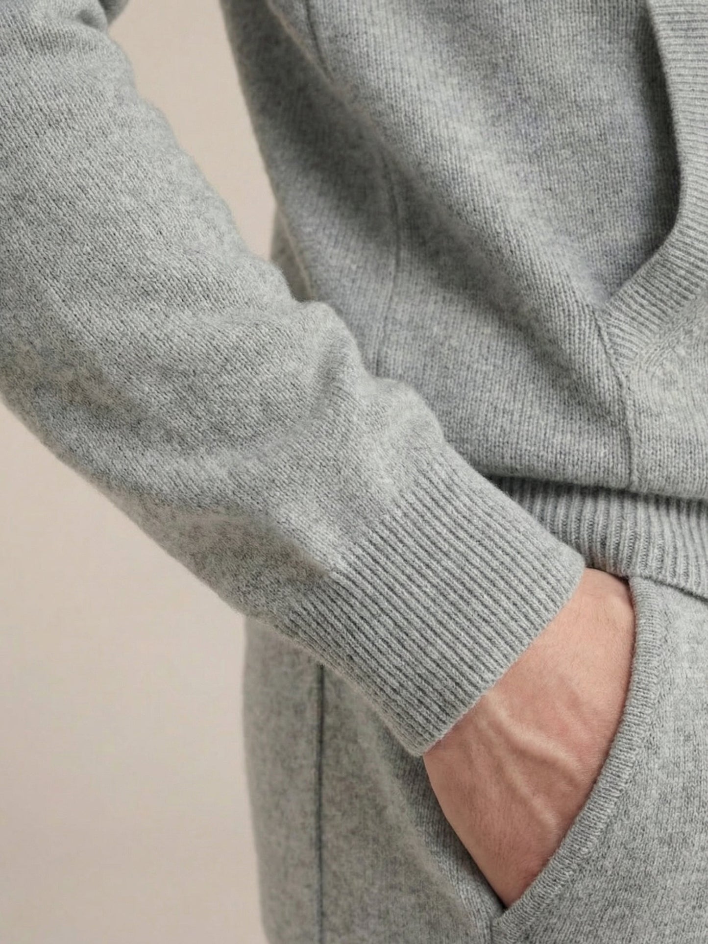 Conjunto de Firma Gris Claro con Capucha